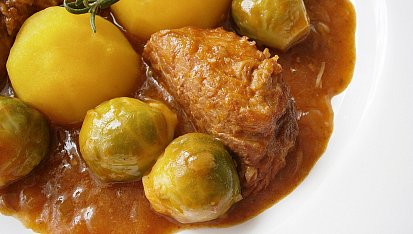 Vepřová plec na cibuli s růžičkovou kapustou, Detail hotového pokrmu