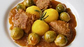 Vepřová plec na cibuli s růžičkovou kapustou, Podáváme s vařeným bramborem