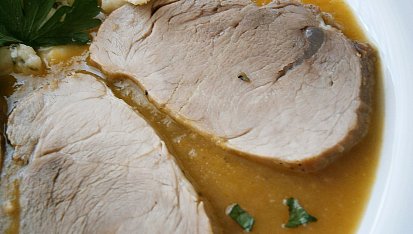 Vepřová plec na slanině a jablku, Detail hotového pokrmu