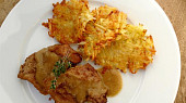 Vepřové plátky s cibulovou omáčkou a Rösti