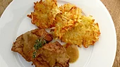 Vepřové plátky s cibulovou omáčkou a Rösti