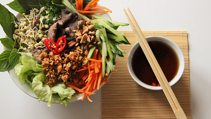 Vietnamský salát Bún bò Nam Bộ