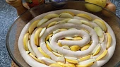 Vinná klobása s jablky a cibulí, zapečená s hořčicovou zálivkou