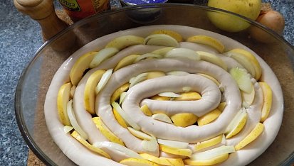 Vinná klobása s jablky a cibulí, zapečená s hořčicovou zálivkou