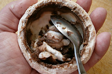 Žampiony sloupneme,nožky odřízneme a vnitřky vydlabeme pomocí lžičky