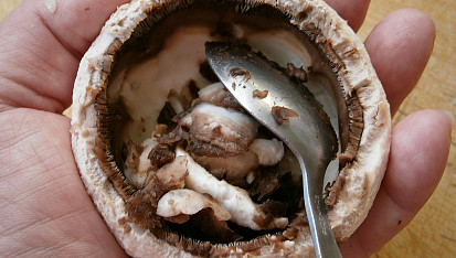 Žampiony se šunkou a vejci, dušené v pánvi, Žampiony sloupneme,nožky odřízneme a vnitřky vydlabeme pomocí lžičky