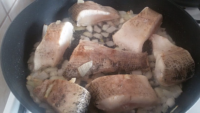 Zapečená štika s mangoldem a bramborami, přelitá bešamelovou omáčkou