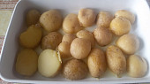 Zapečená štika s mangoldem a bramborami, přelitá bešamelovou omáčkou