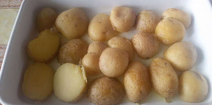 Zapečená štika s mangoldem a bramborami, přelitá bešamelovou omáčkou