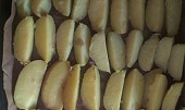 Zapečené brambory na mexický způsob, Uvařené a nakrájené brambory rozprostřené na plechu