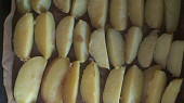 Zapečené brambory na mexický způsob, Uvařené a nakrájené brambory rozprostřené na plechu