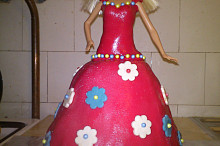 Barbie dort ze dvou korpusů - spodní bábovka a horní upečený v porcelánové misce na polévku. Potahovací hmota - kombinace marshallow a mléčné hmoty