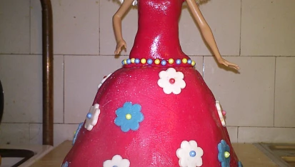 Barbie dort, Barbie dort ze dvou korpusů - spodní bábovka a horní upečený v porcelánové misce na polévku. Potahovací hmota - kombinace marshallow a mléčné hmoty