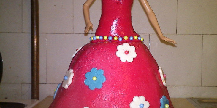 Barbie dort ze dvou korpusů - spodní bábovka a horní upečený v porcelánové misce na polévku. Potahovací hmota - kombinace marshallow a mléčné hmoty