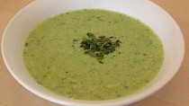 Brokolicovo květáková polévka s pestem z medvědího česneku