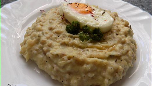 Bylinková bramborová kaše s pohankou a zakysanou smetanou