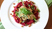 Bylinkový krůtí steak s červenořepovou kaší a křupavou cizrnou
