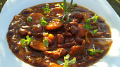 Chilli fazole s klobásou a sušenými rajčaty