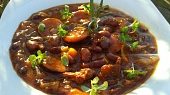 Chilli fazole s klobásou a sušenými rajčaty