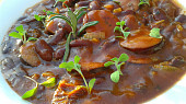 Chilli fazole s klobásou a sušenými rajčaty