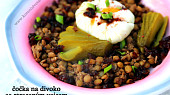 Čočka na divoko s karamelizovanou balsamico cibulí