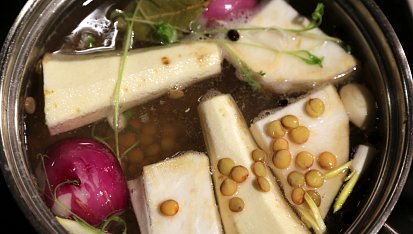 Čočka na divoko s karamelizovanou balsamico cibulí, do hrnce k čočce dejte libovolnou kořenovou zeleninu, divoké koření a bylinky (pokud máte)