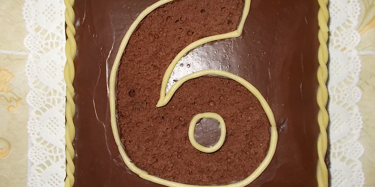 Dort s číslicí (Číslici i okraj dortu zdobíme marcipánem)