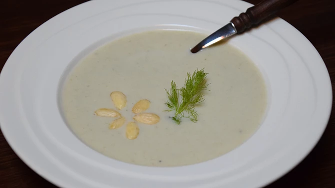 Fenyklovo-mandlová polévka
