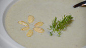 Fenyklovo-mandlová polévka