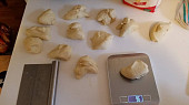 Hanácké bramborové koláče z hladké mouky, vážení jednotlivých koláčků
