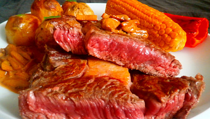 Hovězí steak a houbová omáčka
