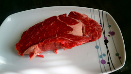 Hovězí steak a houbová omáčka