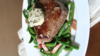 Hovězí steak s pepřovým máslem a fazolkami s pancettou