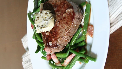 Hovězí steak s pepřovým máslem a fazolkami s pancettou