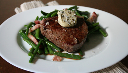 Hovězí steak s pepřovým máslem a fazolkami s pancettou