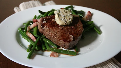 Hovězí steak s pepřovým máslem a fazolkami s pancettou