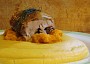 Hrachová kaše s rozmarýnovým krůtím stehnem pečeném na česneku a mrkvovo-česnekovým pyré