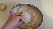 Indické dvouzrnné placky (roti/chapati) 60% hydratace (obalování v mouce)