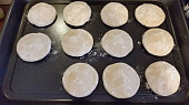 Indické dvouzrnné placky (roti/chapati) 60% hydratace (připravené na válení)