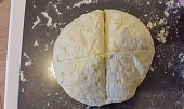 Irský sodný chléb s kukuřičnou moukou (chléb před pečením)