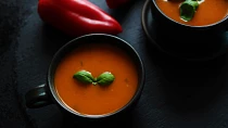 Italská polévka z pečených paprik a rajčat