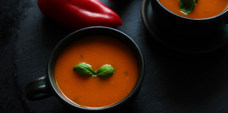 Italská polévka z pečených paprik a rajčat