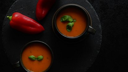 Italská polévka z pečených paprik a rajčat