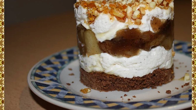 Jablečné tiramisu s ořechovým krokantem