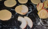 Jablečný koláč "Chryzantéma" (Z těsta a koleček utvoříme slzičky na povrch koláče)