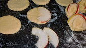 Jablečný koláč "Chryzantéma", Z těsta a koleček utvoříme slzičky na povrch koláče
