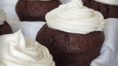 Kakaové muffiny s kokosovým krémem