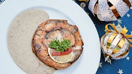 Kapří rolované bifteky se slaninou a houbovou omáčkou