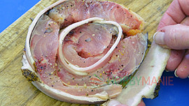 Kapří rolované bifteky se slaninou a houbovou omáčkou