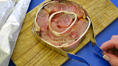Kapří rolované bifteky se slaninou a houbovou omáčkou, Aby se maso udrželo pěkně pohromadě, stáhněte každý biftek složeným delším proužkem alobalu